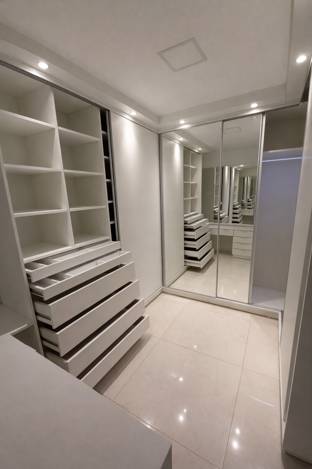 Imagem de closet sob medida com marcenaria planejada.