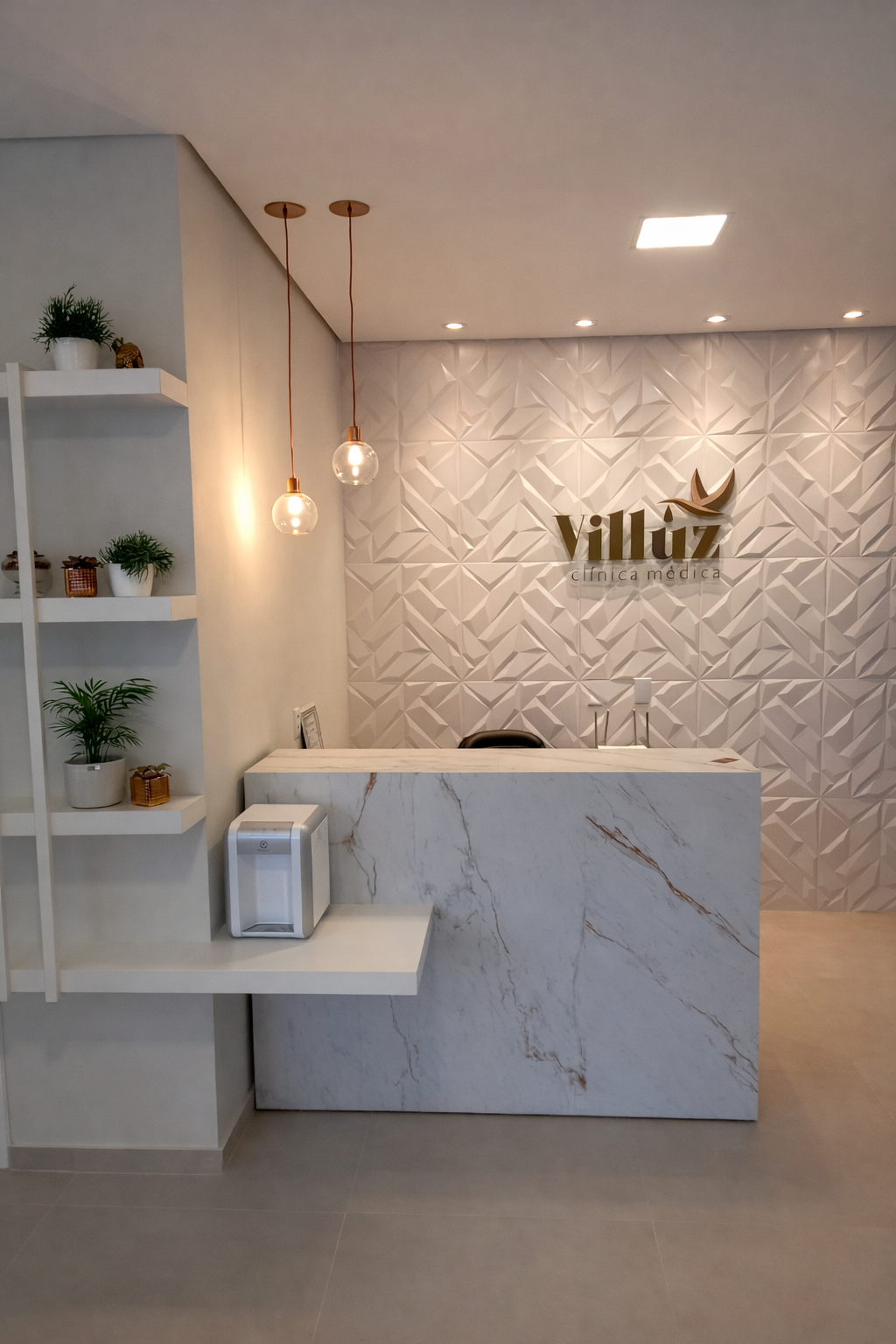 Imagem de recepção comercial com marcenaria sob medida.